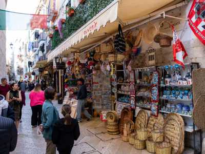 Sulla sinistra si dispiega strada delle Crociate, vicolo che pullula di tendoni bianchi, balconcini floreali e bandiere dell�Italia e del Bari